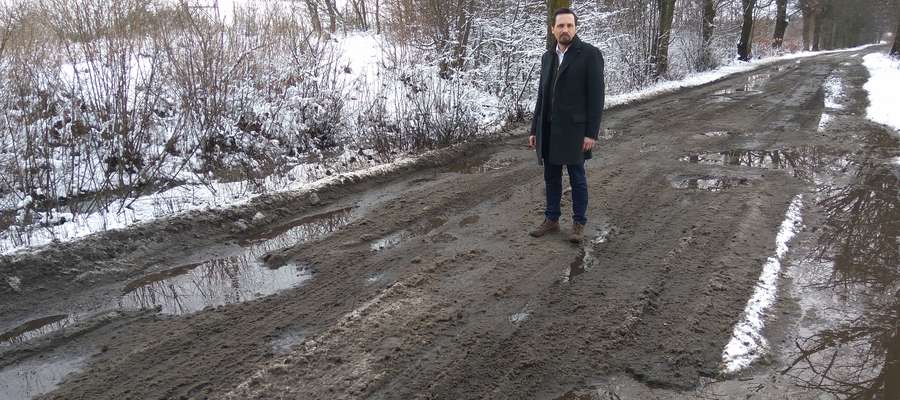 Szymon Gałka chciałby, by jeden z głównych szlaków turystycznych powiatu doczekał się remontu.