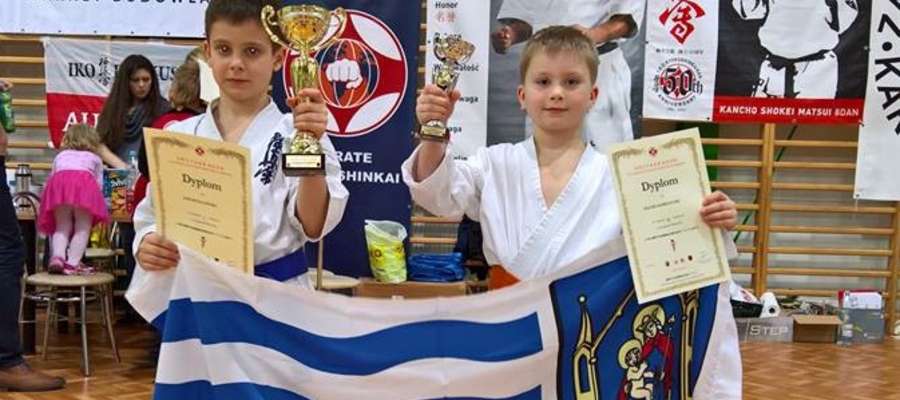 Jakub Zalewski i Maciej Korpalski, reprezentanci Iławskiego Klubu Kyokushin Karate, oczywiście z pucharami i flagą swojego miasta
