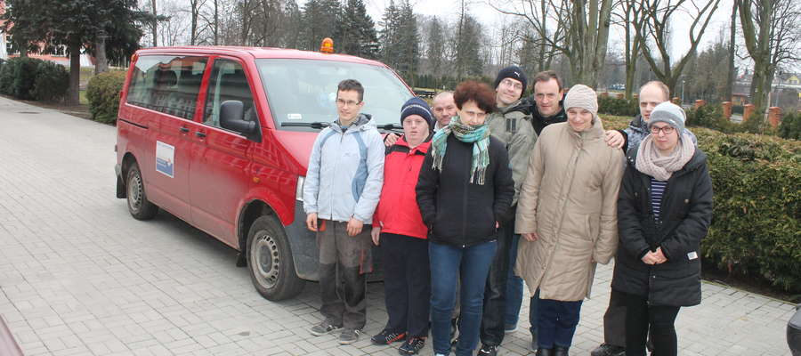 Grupa uczestników WTZ w Lubawie przy "starym" busie, który trzeba wymienić na nowy...