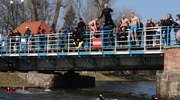 Skoki z mostów to wielkanocna tradycja 