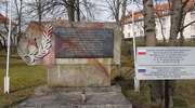 Wandale pomazali tablicę na cmentarzu żołnierzy radzieckich