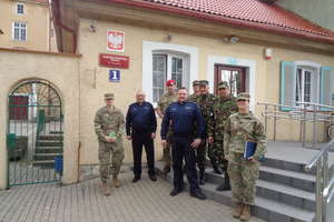 Przedstawiciele żandarmerii amerykańskiej, brytyjskiej i rumuńskiej w Olecku

