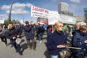 Pocztowcy na ulicach Warszawy. Domagają się podwyżek o 1000 zł