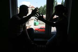 Groził matce zabójstwem i wyrzuceniem przez okno. Kolejne ofiary przemocy domowej w Olsztynie