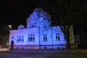 Budynek Centrum Edukacji w Olecku rozświetlony na niebiesko 
