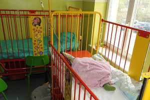 Kolorowe łóżeczka od fundacji Jerzego Owsiaka na oddział dziecięcy szpitala