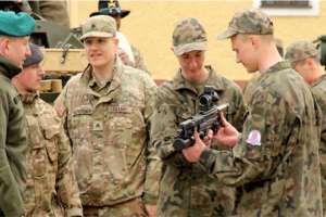 Polsko-amerykańskie wojsko na szkolnym dziedzińcu