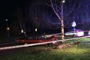 Mazda uderzyła w drzewo. Dwie osoby trafiły do szpitala