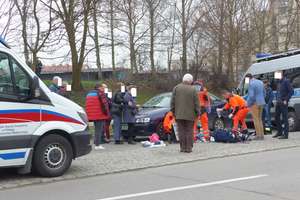 Pogotowie na Brzeskiej. Ratownicy medyczni walczyli o życie kierowcy seata