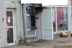 Nieznani sprawcy zniszczyli bankomat