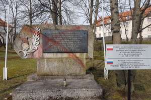 Wandale pomazali tablicę na cmentarzu żołnierzy radzieckich