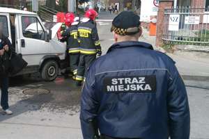 Palił się samochód przy al. Warszawskiej. Pomogła Straż Miejska