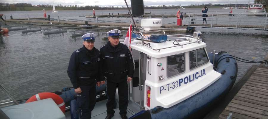 Policjantom z Posterunku Policji w Rynie przekazana została nowa łódź