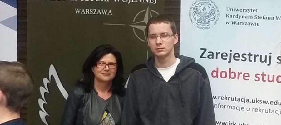 Uczeń Budowlanki Andrzej Wojtalak oraz Magdalena Lasowa-Niewelt, nauczycielka, która przygotowała ucznia do olimpiady