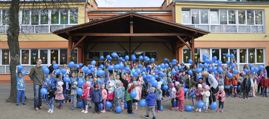 Uczniowie SP 2 wypuścili w niebo niebieskie balony
