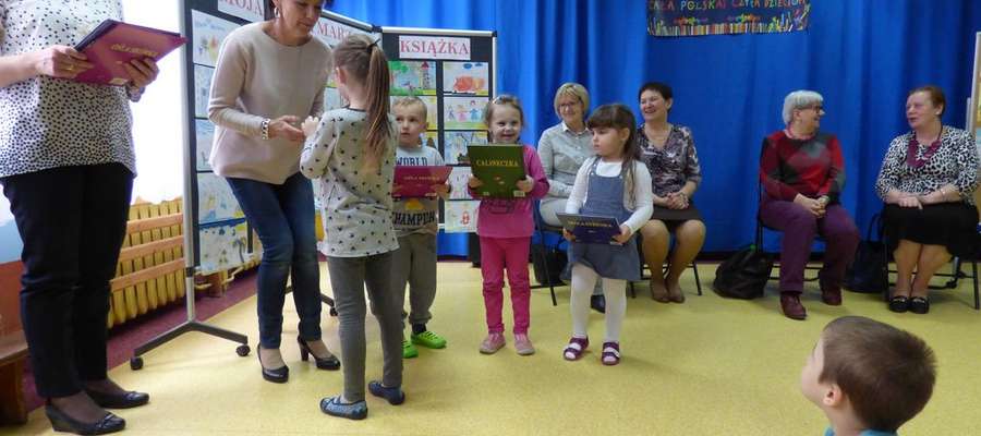 Dzieci odbierają nagrody w konkursie 