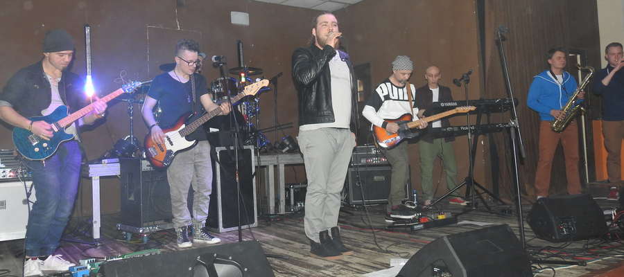 Zespół Reggaeside na scenie w Mszanowie 