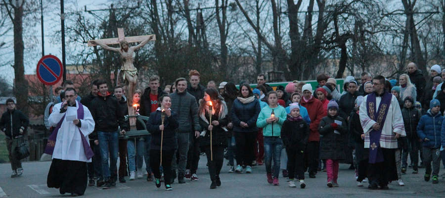 W nabożeństwie Drogi Krzyżowej ulicami Bisztynka wzięły udział setki wiernych.