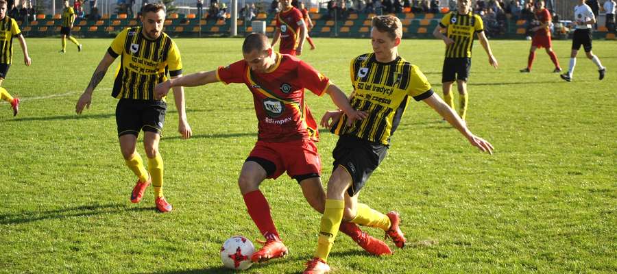 Paweł Sagan (Rolimpex GKS Wikielec) walczy o piłkę w meczu z Mrągowią