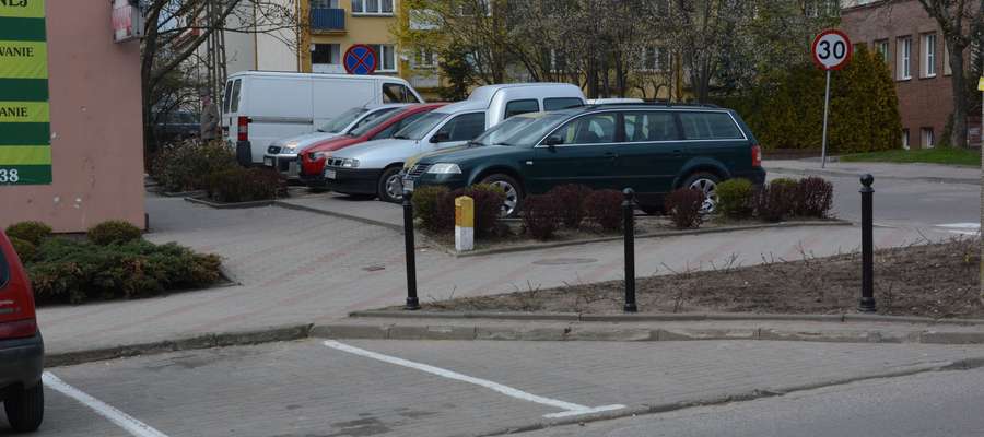 Słupki zamontowane przy parkingu na ul. Kolejowej w Olecku 