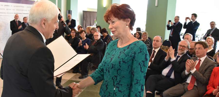 Sędzia Jolanta Hryniewicz odbiera wyróżnienie  „Zasłużony dla Wymiaru Sprawiedliwości – Bene Merentibus Iustitiae”