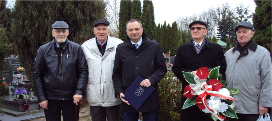 Uczestnicy uroczystości obchodów 77. rocznicy Zbrodni Katyńskiej