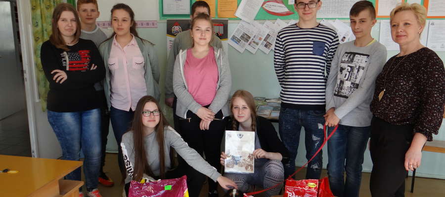 Gimnazjum Zespołu Szkół w Kiwitach przekazali 50 kg karmy dla bezdomnych zwierząt