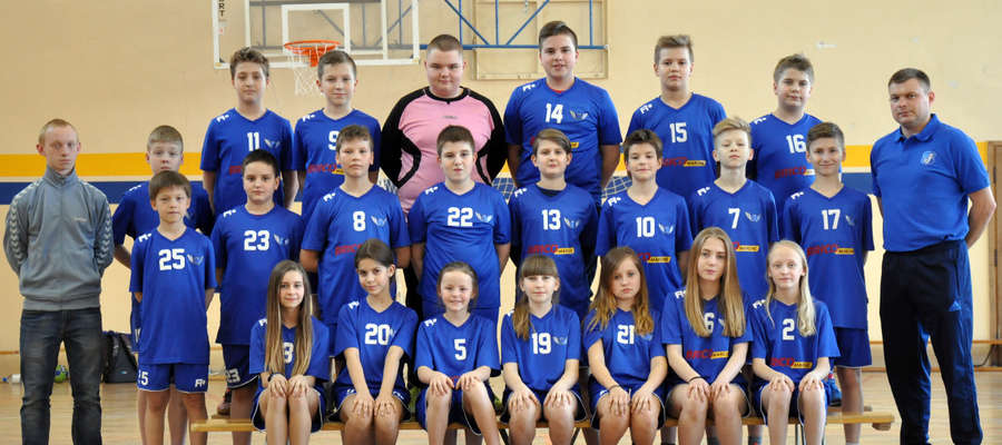 Jedna z drużyn dzieci Jezioraka Iława prowadzona przez trenera Krzysztofa Szczypińskiego, tu zawodniczki i zawodnicy z klas 4-6 SP