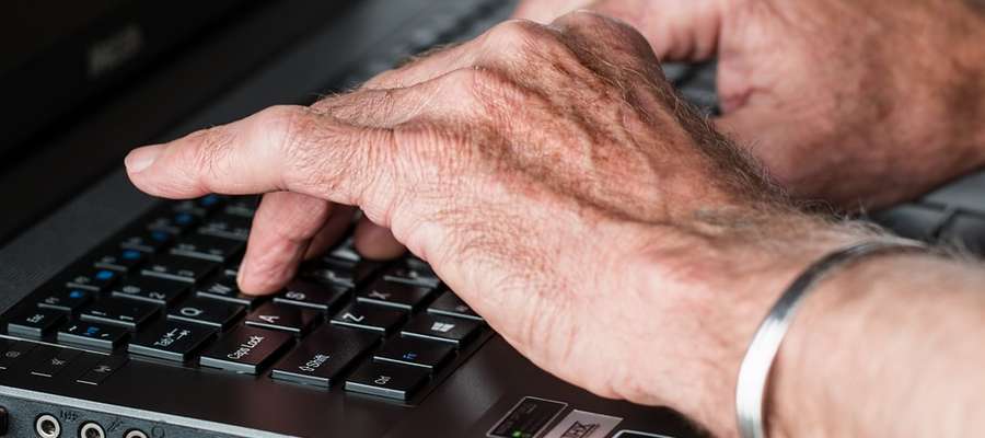 Według badań 33 proc. osób w wieku 60+ korzysta z komputera i internetu