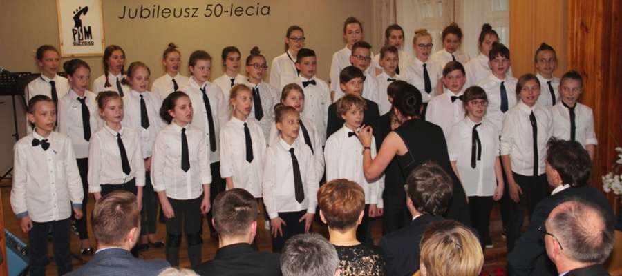 Występ chóru dziecięcego PSM I st. w Giżycku na jubileuszowym koncercie