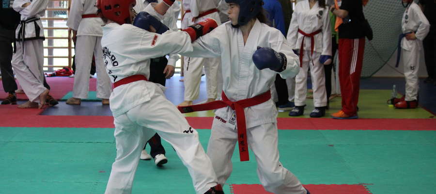 Walczy Katarzyna Rutkowska z Bartoszyckiej Szkoły Taekwondo (z prawej)