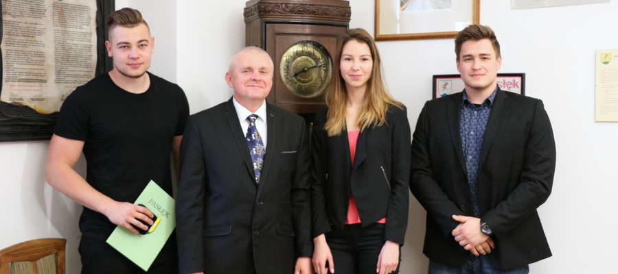 Patrycja Adamczyk, Mariusz Bołdysz oraz Kacper Oleszczuk z burmistrzem Pasłęka