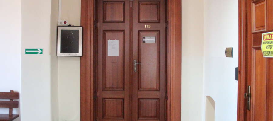 Za tymi drzwiami toczy się proces przeciwko trzem byłym oficerom 15 GBZ