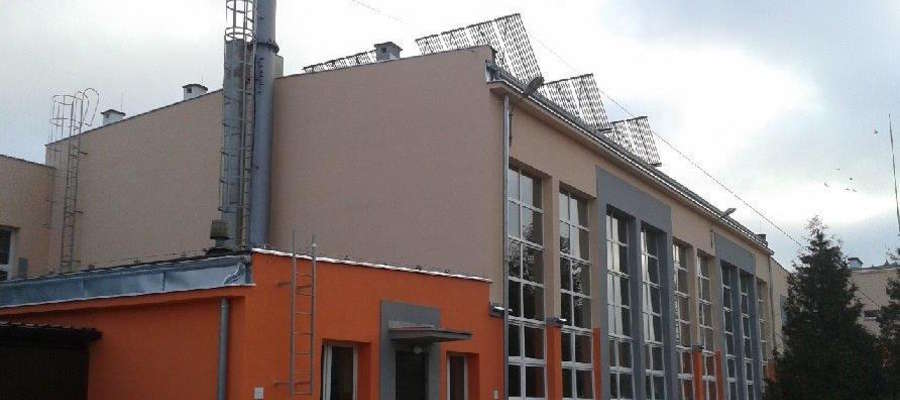 Kolektory słoneczne na dachu budynku ZS im. Ireny Kosmowskiej w Suszu