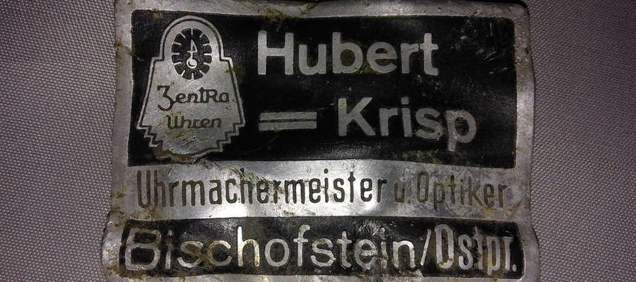 Tabliczka z nazwiskiem zegarmistrza i optyka Huberta Krispa znaleziona w Bisztynku, gdzie przed II wojną światową prowadził swój zakład.