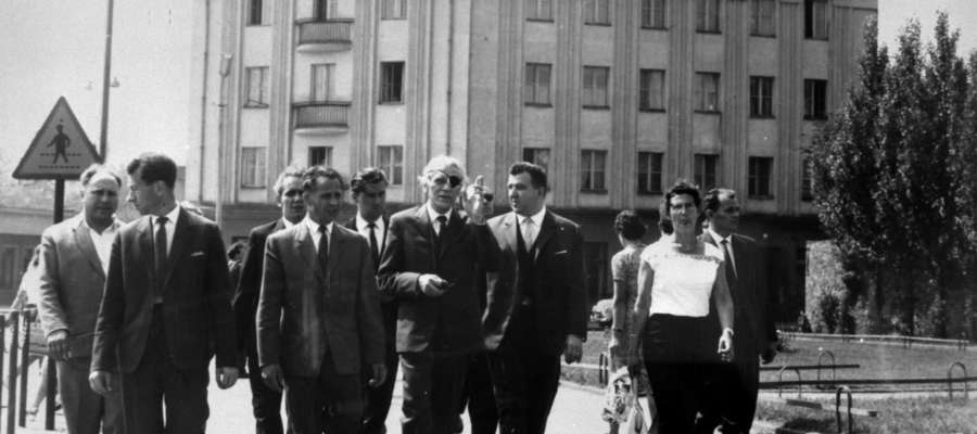 
Max Reimann (z uniesioną ręką) z wizytą w Elblągu w 1964 roku. W tle widać budynek na rogu ul. Nitschmana i 3 Maja