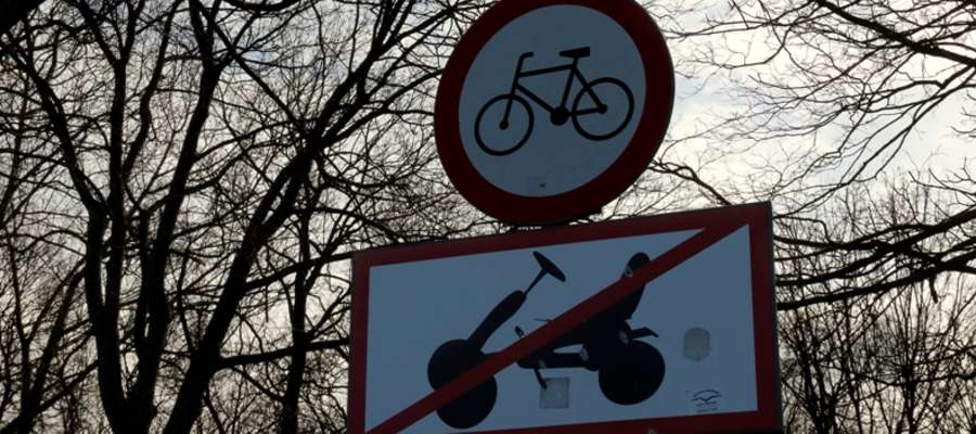 Znaki drogowe zakazujące jazdy rowerami, oraz 3 i 4-kołowcami