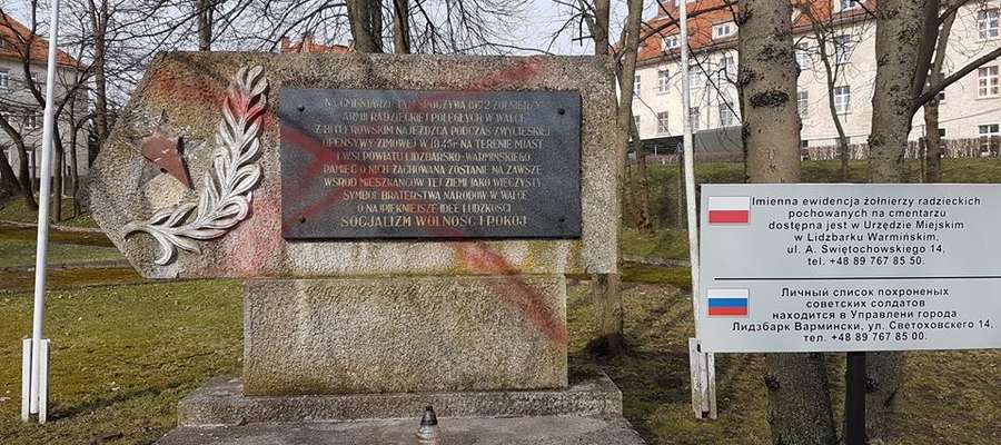 Pomalowana przez wandali tablica na cmentarzu żołnierzy radzieckich w Lidzbarku Warmińskim