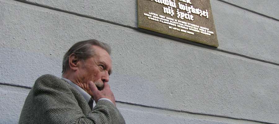 Aktor Emil Karewicz w 2005 roku w Olsztynie pod tablicą ,,Zaułek Stawki większej niż życie” 