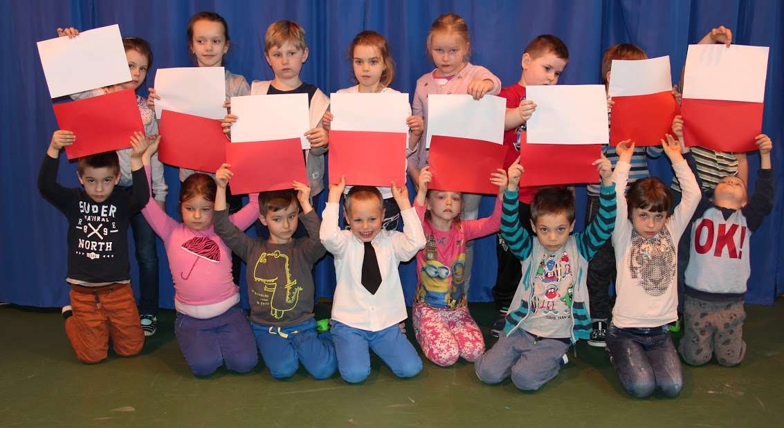 Dzieci ułożyły biało - czerwoną flagę z kartek 