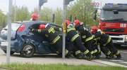 Fiat uderzył w ciężarówkę. Groźna kolizja w Olsztynie