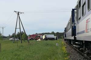 Pociąg relacji Gdynia - Białystok zderzył się z ciężarowym mercedesem