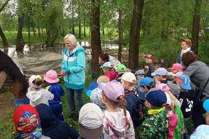 „Ekoludki” zwiedzają Farmę Mazurską