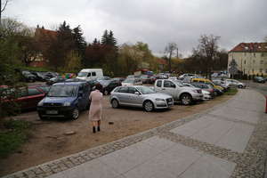 Po naszej publikacji kierowcy nie będą musieli płacić za dziki parking przy Nowowiejskiego