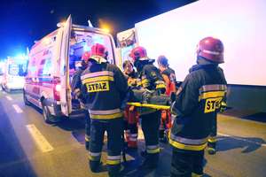 Wypadek na DK7. Kobieta w widocznej ciąży przewieziona do szpitala
