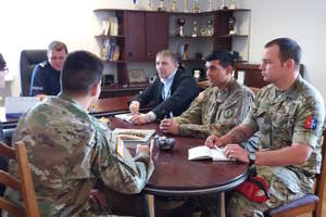 Przedstawiciele Żandarmerii Wojsk Amerykańskich i Brytyjskich spotkali się z komendantem policji w Giżycku