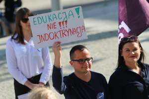 Pikieta w sprawie referendum szkolnego pod ratuszem w Olsztynie [GALERIA]