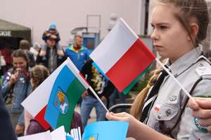 Ełczanie otrzymali flagi Polski i Ełku [ZDJĘCIA]