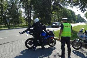 Pijany motorowerzysta uderzył w samochód