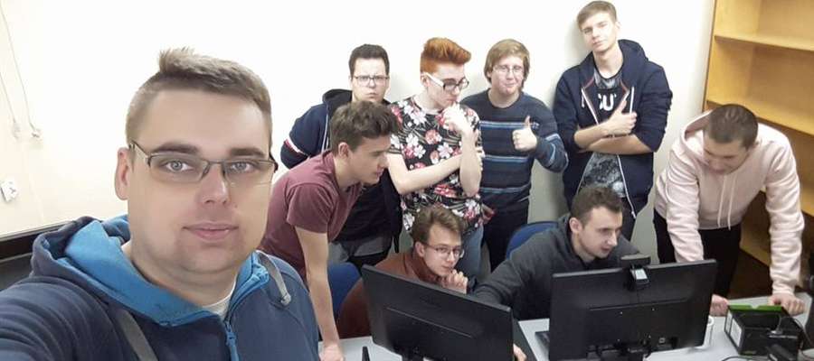 Nauczyciel Krzysztof Sauter (na pierwszym planie) jest opiekunem Uczniowskiego Klubu e-Sportowego Elovego, działającego w LO w Węgorzewie

